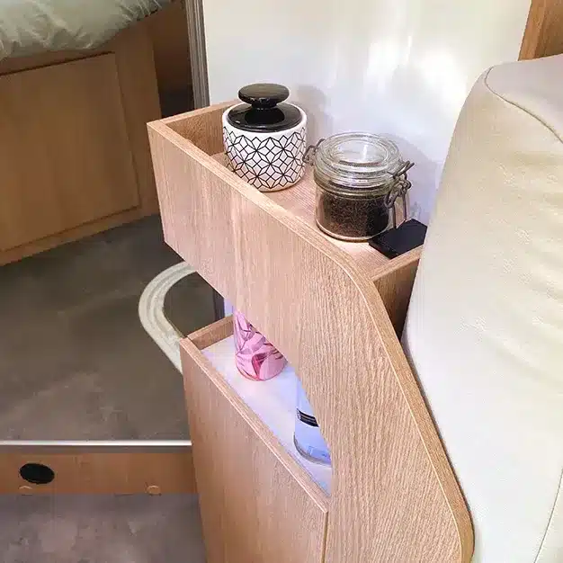 Modernes Regal mit Gewürzglas und Behälter im Wohnmobil 60F