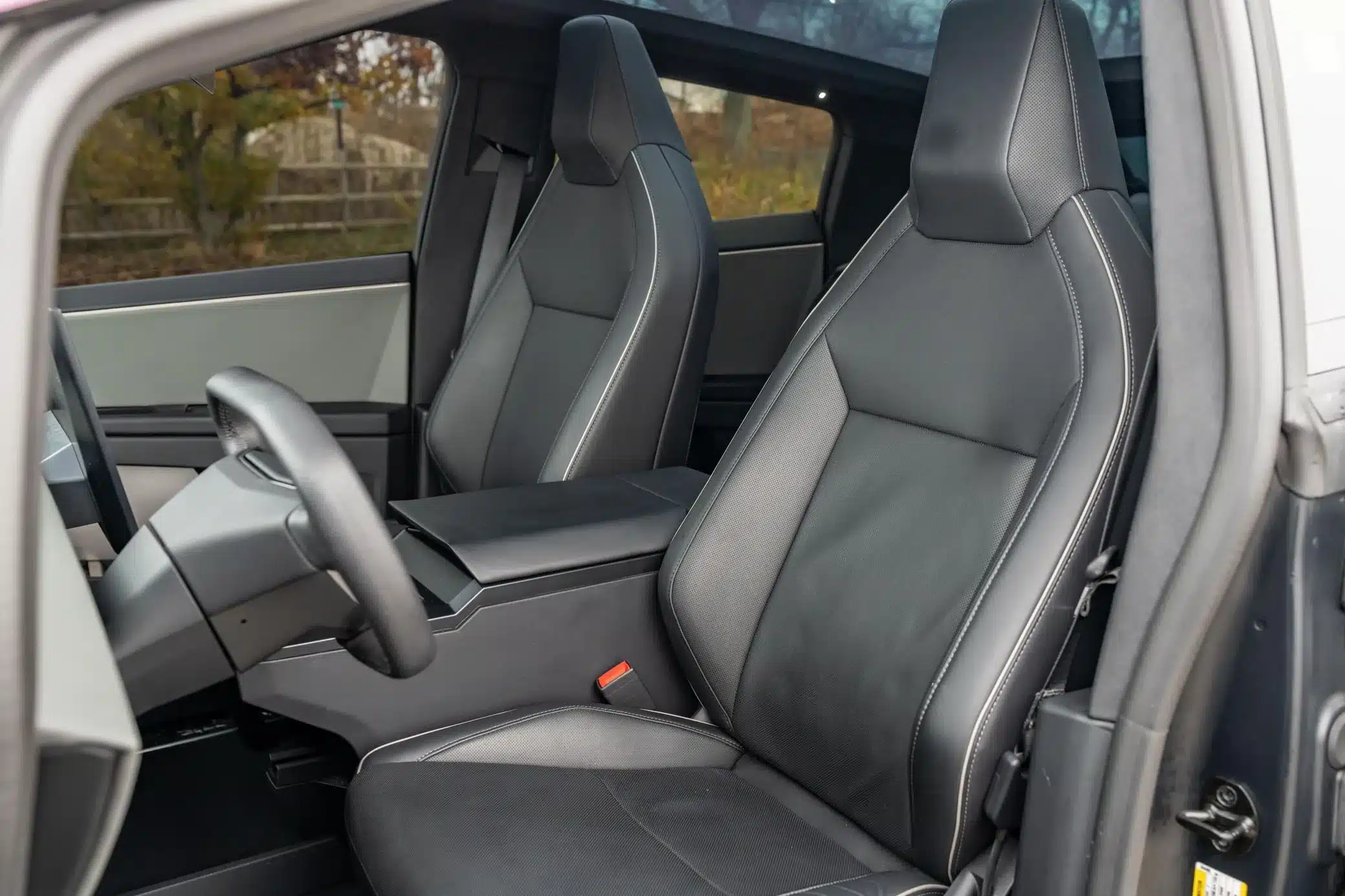 Blick auf die Vordersitze und das Cockpit des Tesla Cybertruck 2024