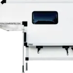 Seitenansicht einer weißen Absetzkabine von Total Composites auf vier Stützen mit Fenster und Befestigungspunkten