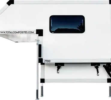 Seitenansicht einer weißen Absetzkabine von Total Composites auf vier Stützen mit Fenster und Befestigungspunkten