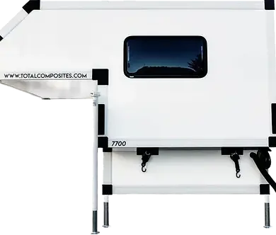 Seitenansicht einer weißen Absetzkabine von Total Composites auf vier Stützen mit Fenster und Befestigungspunkten