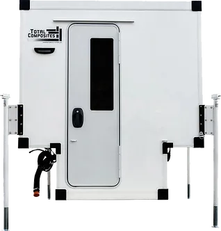 Total Composites Absetzkabine, Rückansicht mit Tür und Kurbelstützen, weißes GFK-Paneelgehäuse.