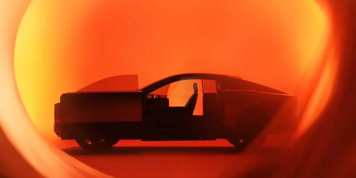 Seitliche Ansicht des Toyota Century Coupe Concept mit geöffneter Schiebetür vor leuchtend orangenem Hintergrund.