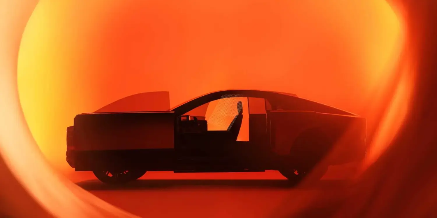 Seitliche Ansicht des Toyota Century Coupe Concept mit geöffneter Schiebetür vor leuchtend orangenem Hintergrund.