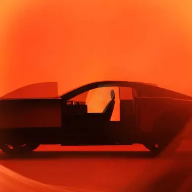 Seitliche Ansicht des Toyota Century Coupe Concept mit geöffneter Schiebetür vor leuchtend orangenem Hintergrund.