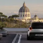 Lancia Ypsilon Rally4 HF von hinten vor der Kuppel des Petersdoms in Rom.