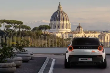 Lancia Ypsilon Rally4 HF von hinten vor der Kuppel des Petersdoms in Rom.