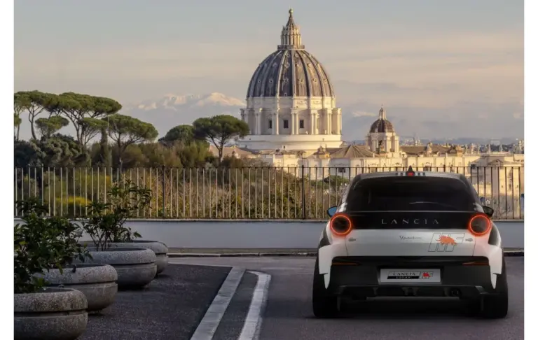 Lancia Ypsilon Rally4 HF von hinten vor der Kuppel des Petersdoms in Rom.