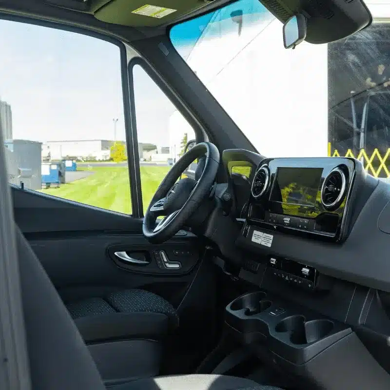 Innenraumansicht des Cockpits im Vancini Georgian Bay auf Basis eines Mercedes-Benz Sprinter 3500 Dually.