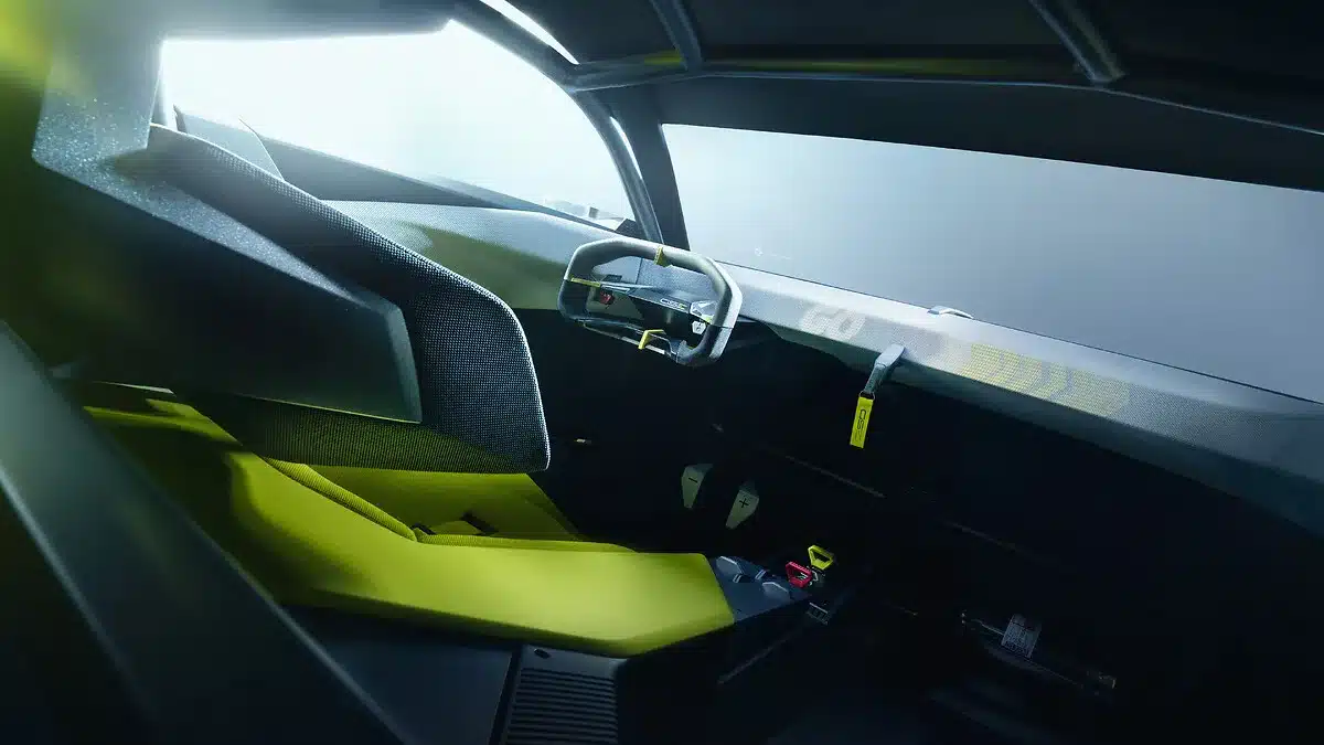 Minimalistisch gestaltetes Interieur des elektrischen Vauxhall Corsa GSE Vision Gran Turismo mit gelbem Sportsitz und Lenkrad