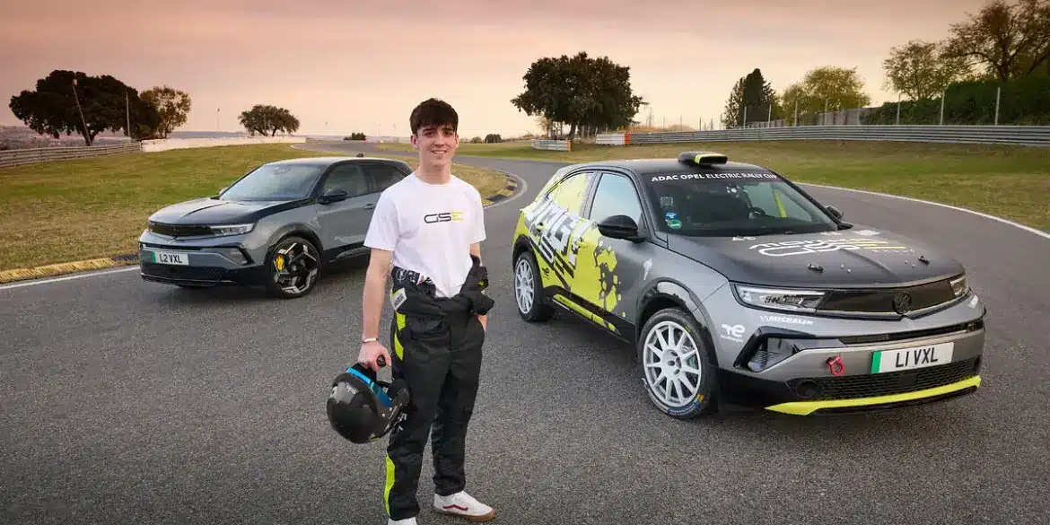 Vauxhall Mokka GSE Rally und Serienfahrzeug nebeneinander auf der Rennstrecke mit Fahrer