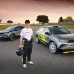 Vauxhall Mokka GSE Rally und Serienfahrzeug nebeneinander auf der Rennstrecke mit Fahrer