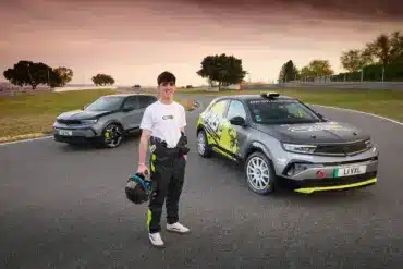 Vauxhall Mokka GSE Rally und Serienfahrzeug nebeneinander auf der Rennstrecke mit Fahrer