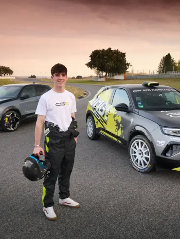 Vauxhall Mokka GSE Rally und Serienfahrzeug nebeneinander auf der Rennstrecke mit Fahrer