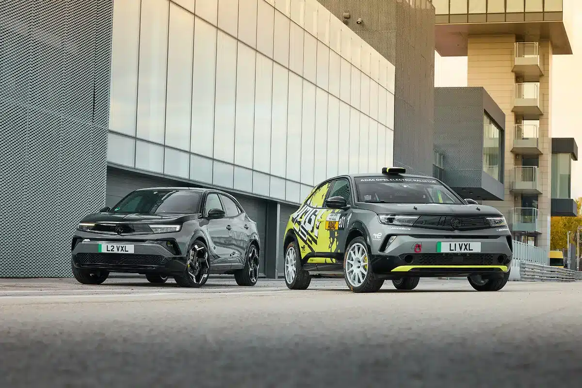 Vauxhall Mokka GSE Rally neben dem straßenzugelassenen Vauxhall Mokka GSE vor einem modernen Gebäude