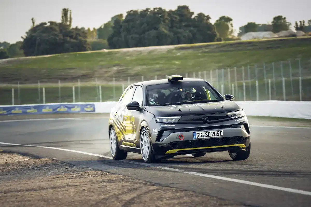 Vauxhall Mokka GSE Rally in Fahrt auf einer Rennstrecke mit Fahrern im Cockpit
