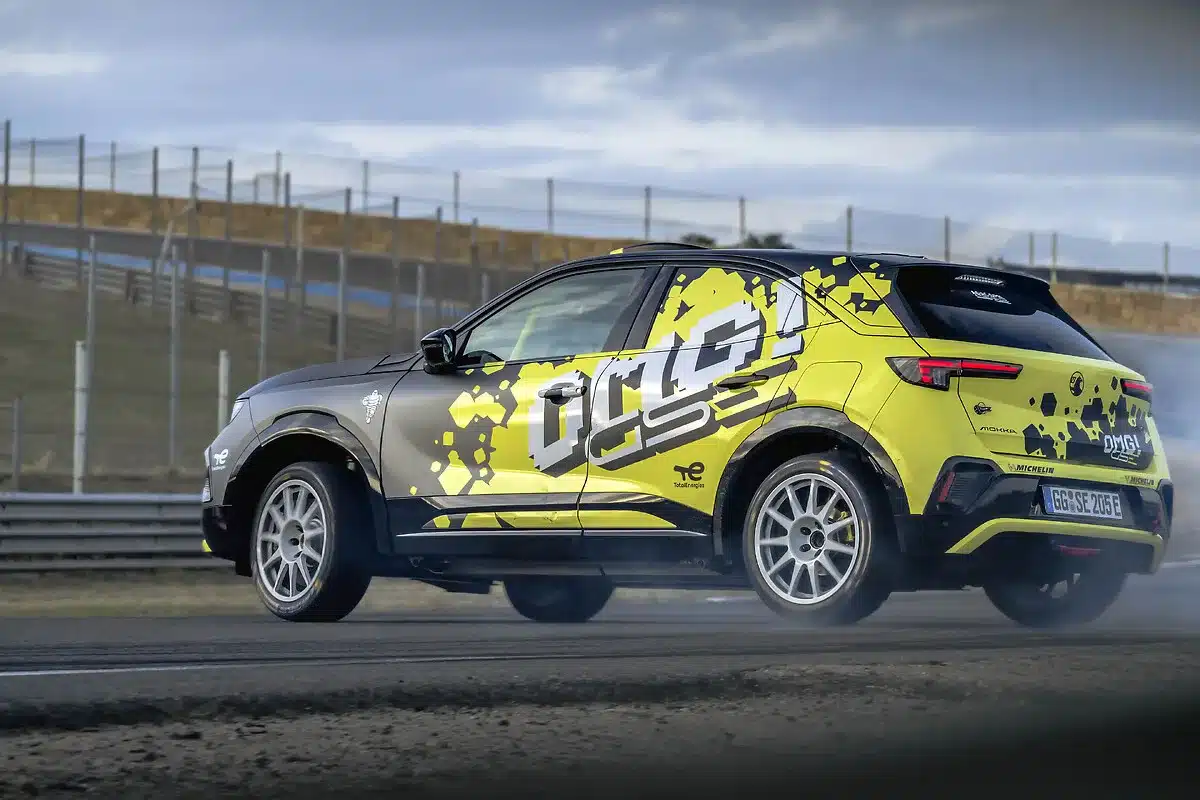 Vauxhall Mokka GSE Rally in gelb-schwarzer Lackierung beim Drift auf einer Rennstrecke.
