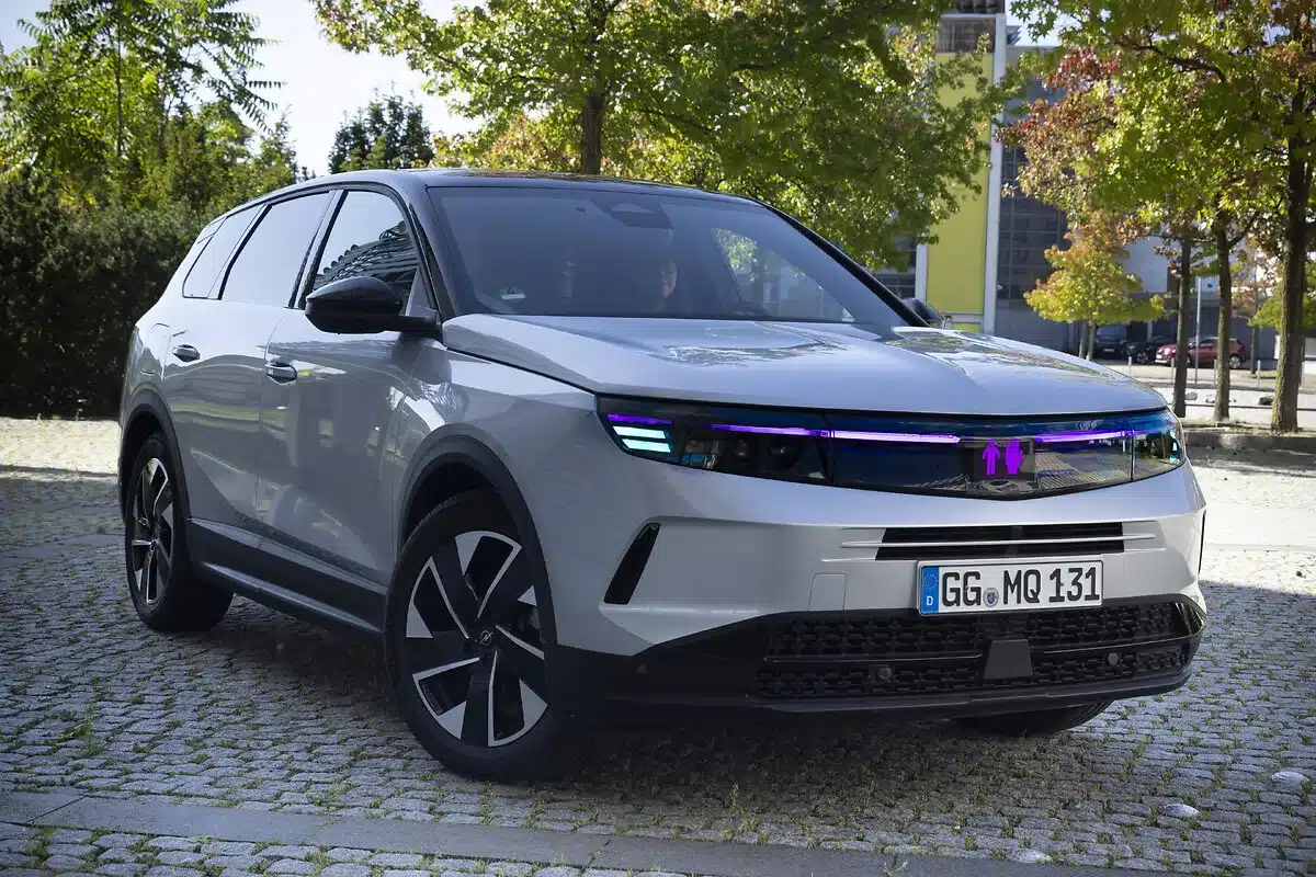 Vauxhall Grandland mit innovativer, cyanfarbener Lichtsignatur an der Front, entwickelt zur Kommunikation im autonomen Fahrmodus.