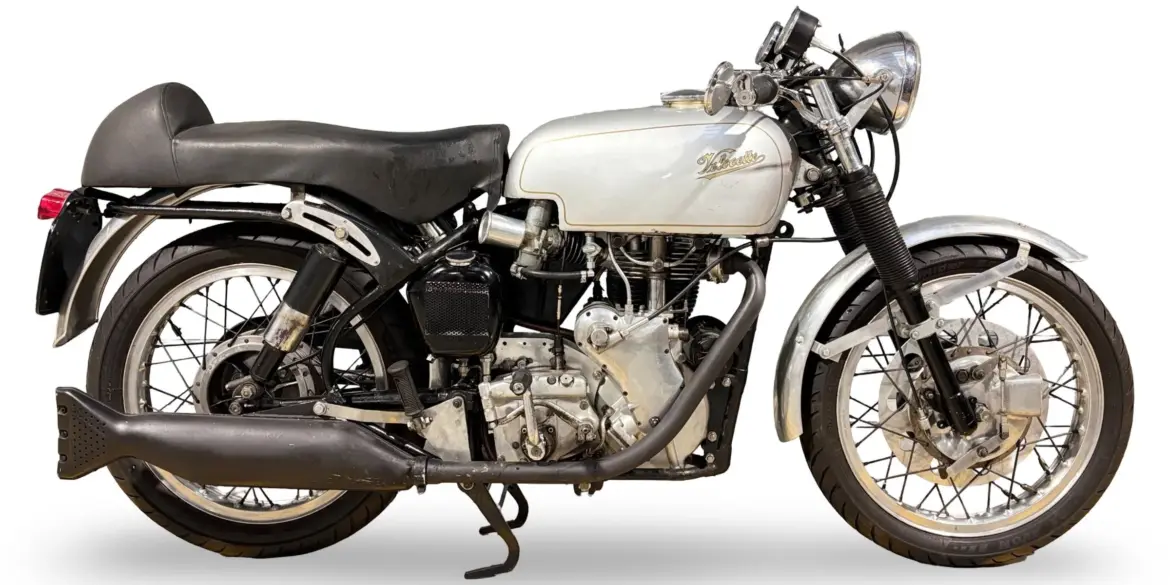 Velocette Venom Thruxton 1967, britisches Rennmotorrad, seitlich fotografiert mit Fokus auf Motor und Tank.