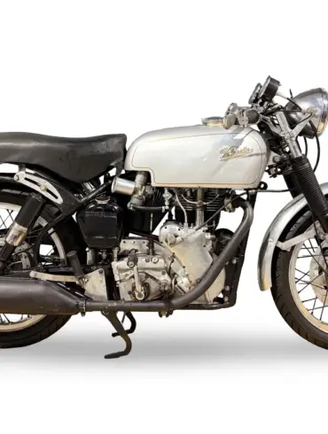 Velocette Venom Thruxton 1967, britisches Rennmotorrad, seitlich fotografiert mit Fokus auf Motor und Tank.
