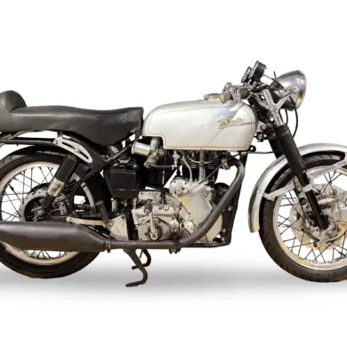 Velocette Venom Thruxton 1967, britisches Rennmotorrad, seitlich fotografiert mit Fokus auf Motor und Tank.