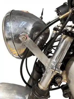 Detailansicht des Scheinwerfers und Teils der Gabel einer klassischen Velocette Venom Thruxton von 1967.