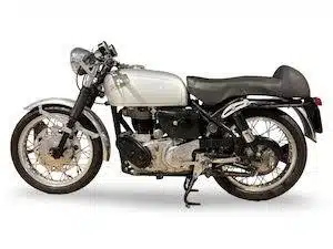 Velocette Venom Thruxton Baujahr 1967, Seitenansicht eines klassischen britischen Motorrads mit sportlicher Sitzbank und verchromten Details.