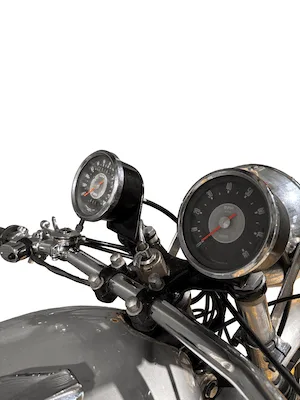 Cockpit mit Instrumenten einer Velocette Venom Thruxton 1967, Nahaufnahme von Tacho und Drehzahlmesser