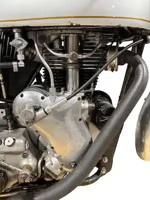 Nahaufnahme des Motors einer Velocette Venom Thruxton 1967 mit sichtbaren mechanischen Komponenten.