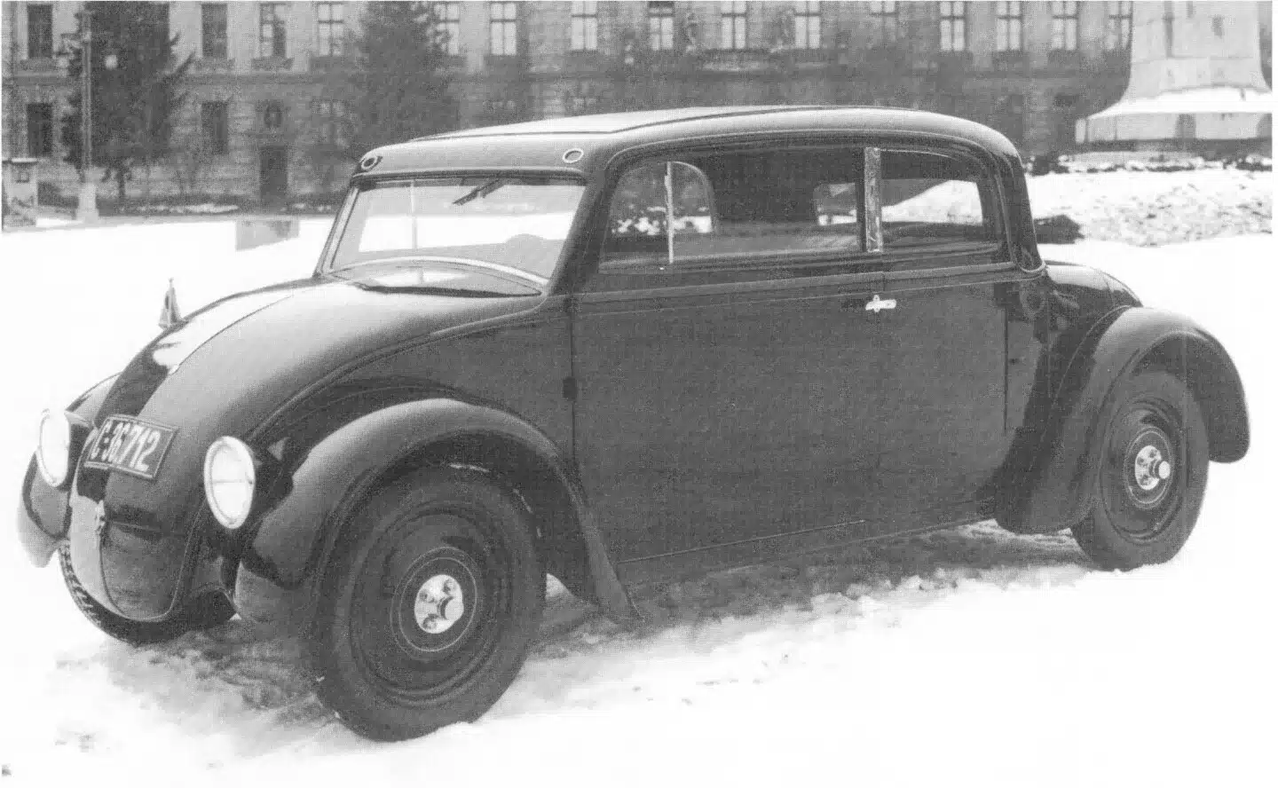 Seitenansicht des Škoda 932 Prototypen von 1932 auf verschneitem Untergrund