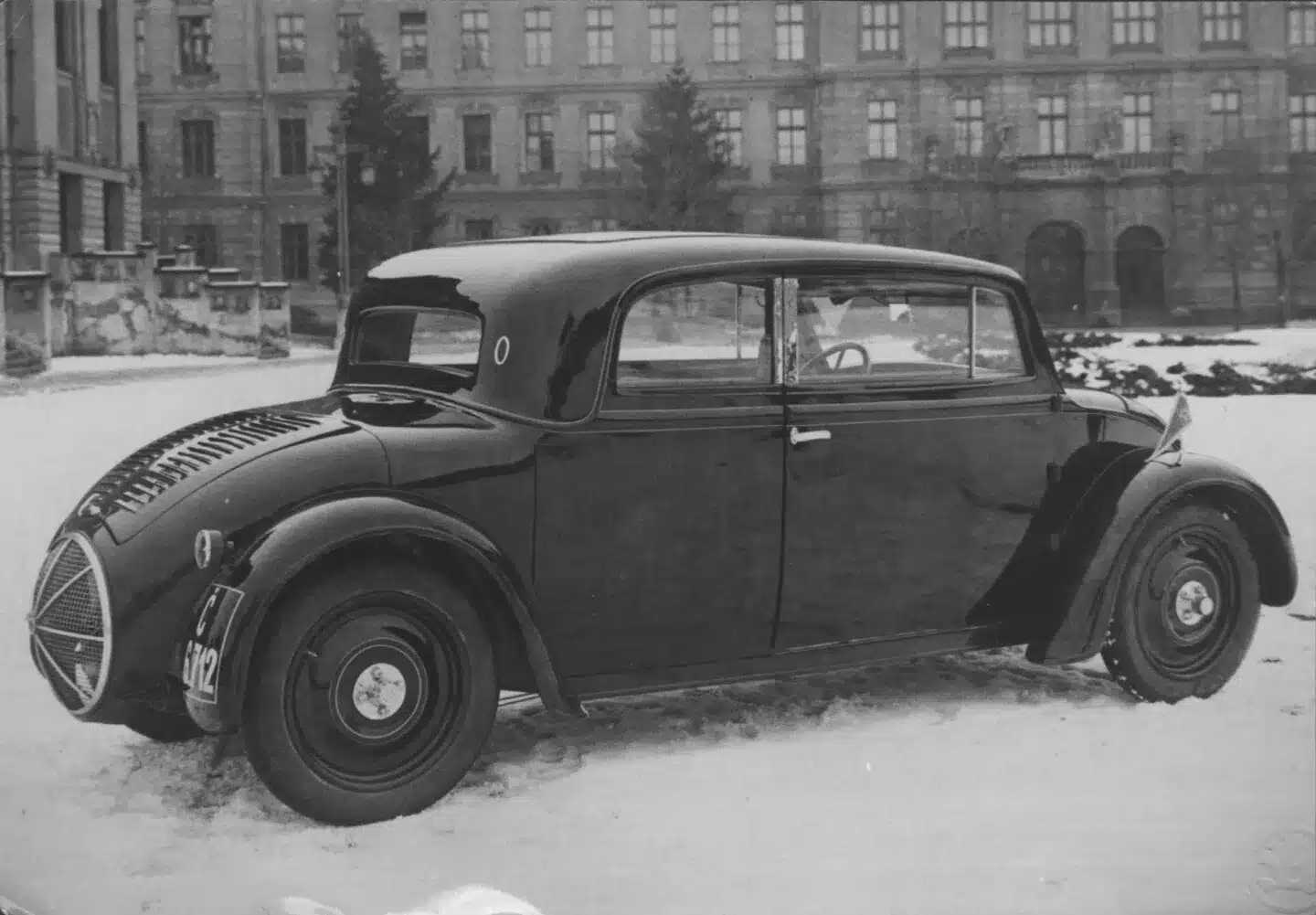Schwarz-weiß-Fotografie des Škoda 932 Prototyps von 1932 mit markanter, geschwungener Karosserie und Heckmotor.