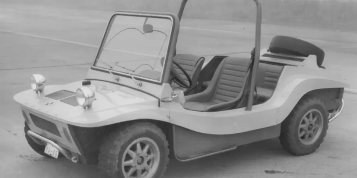 Schwarz-weiß-Foto des Škoda Buggy 736, ein türloser Cabrio-Buggy mit robustem Überrollbügel und markanter Freizeitoptik.