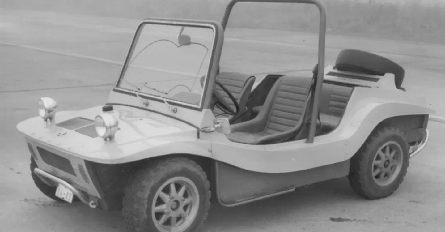 Schwarz-weiß-Foto des Škoda Buggy 736, ein türloser Cabrio-Buggy mit robustem Überrollbügel und markanter Freizeitoptik.