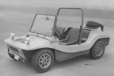 Schwarz-weiß-Foto des Škoda Buggy 736, ein türloser Cabrio-Buggy mit robustem Überrollbügel und markanter Freizeitoptik.