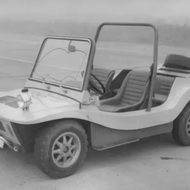 Schwarz-weiß-Foto des Škoda Buggy 736, ein türloser Cabrio-Buggy mit robustem Überrollbügel und markanter Freizeitoptik.