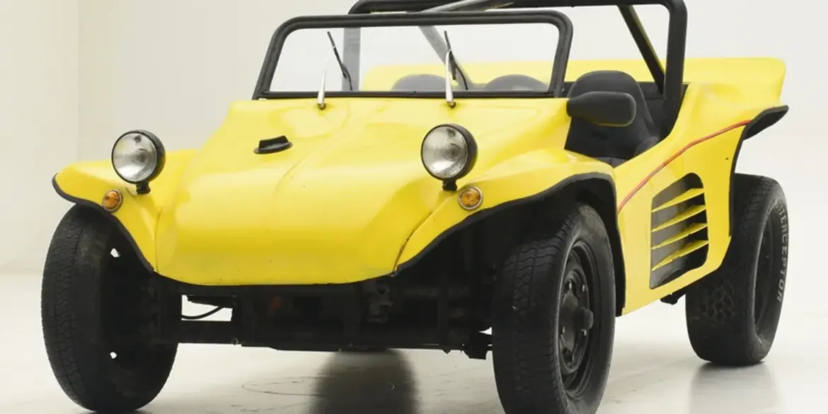 Gelber Volkswagen Buggy 1600, Baujahr 1962, Zweiplätzer mit offenem Verdeck und markanter Karosserie.