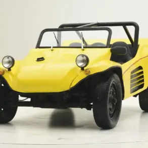 Gelber Volkswagen Buggy 1600, Baujahr 1962, Zweiplätzer mit offenem Verdeck und markanter Karosserie.
