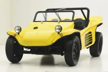 Gelber Volkswagen Buggy 1600, Baujahr 1962, Zweiplätzer mit offenem Verdeck und markanter Karosserie.