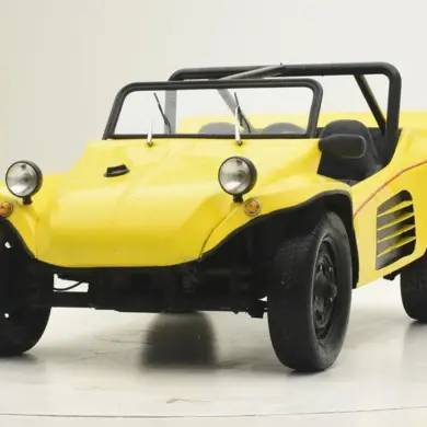 Gelber Volkswagen Buggy 1600, Baujahr 1962, Zweiplätzer mit offenem Verdeck und markanter Karosserie.