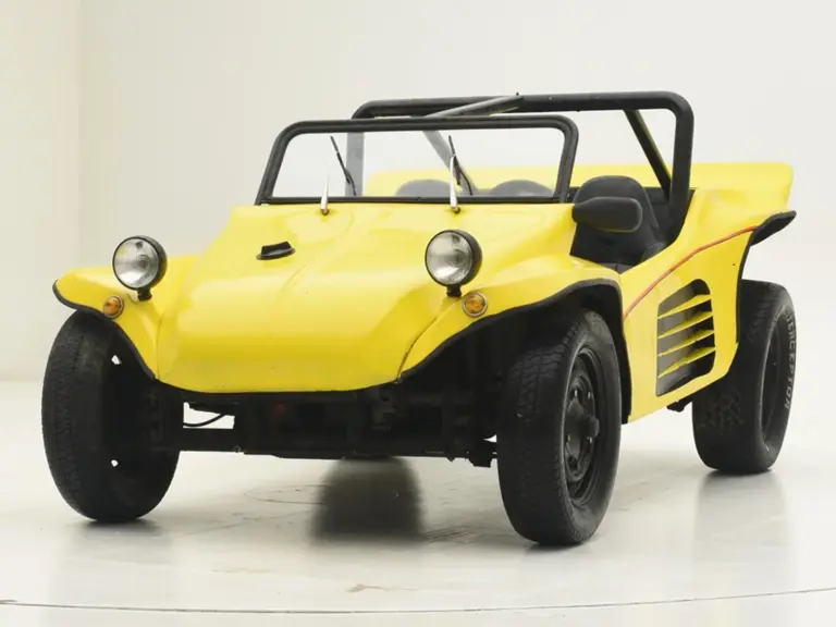 Gelber Volkswagen Buggy 1600, Baujahr 1962, Zweiplätzer mit offenem Verdeck und markanter Karosserie.
