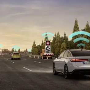 Mehrere Volkswagen-Modelle kommunizieren mittels Car2X-System auf einer Autobahn, dargestellt durch WLAN-Symbole über den Fahrzeugen und Baustellenanhängern.