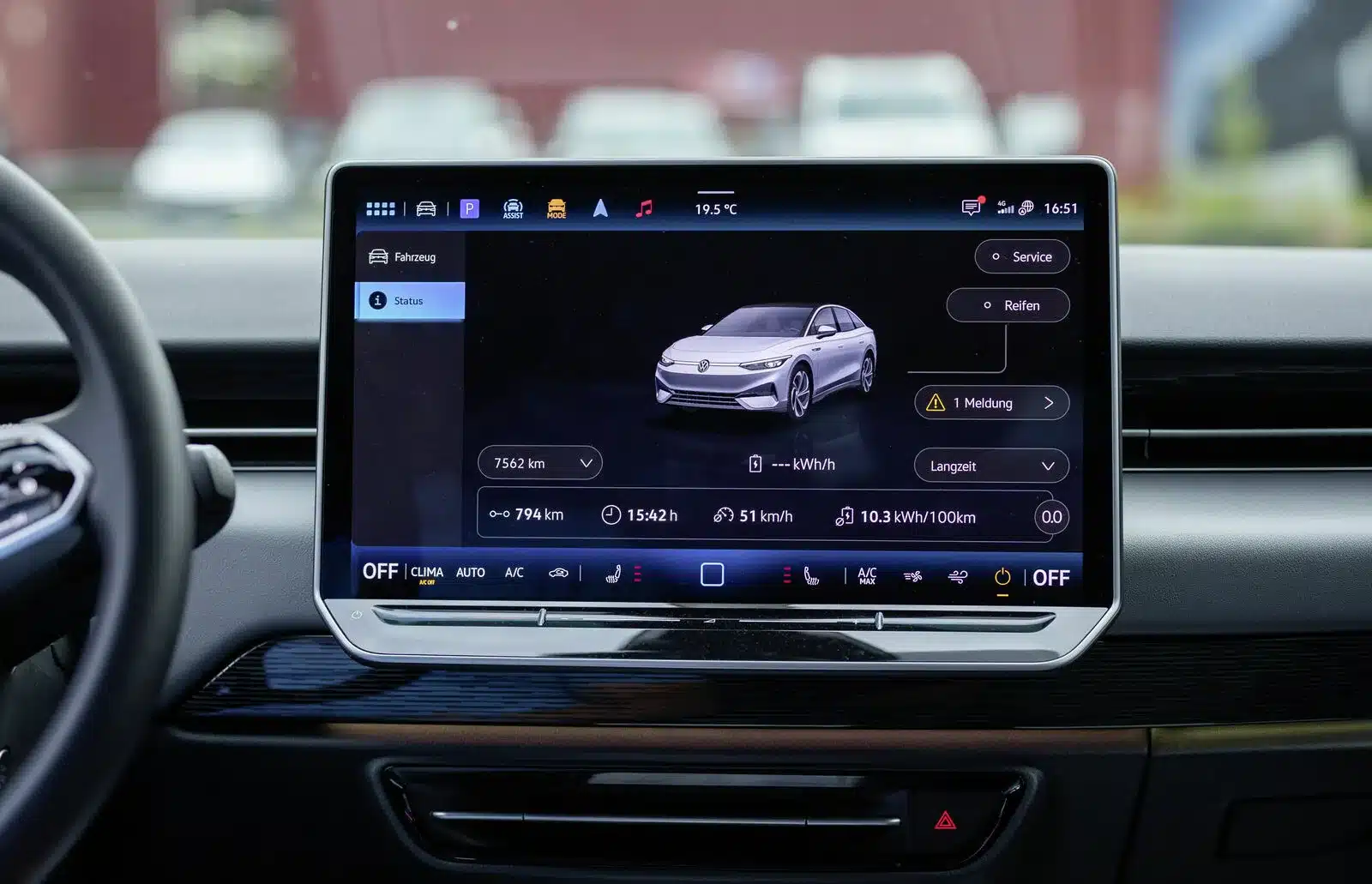 Infotainment-Display des Volkswagen ID.7 Pro S mit Anzeige der zurückgelegten 794 km und Verbrauchsdaten.