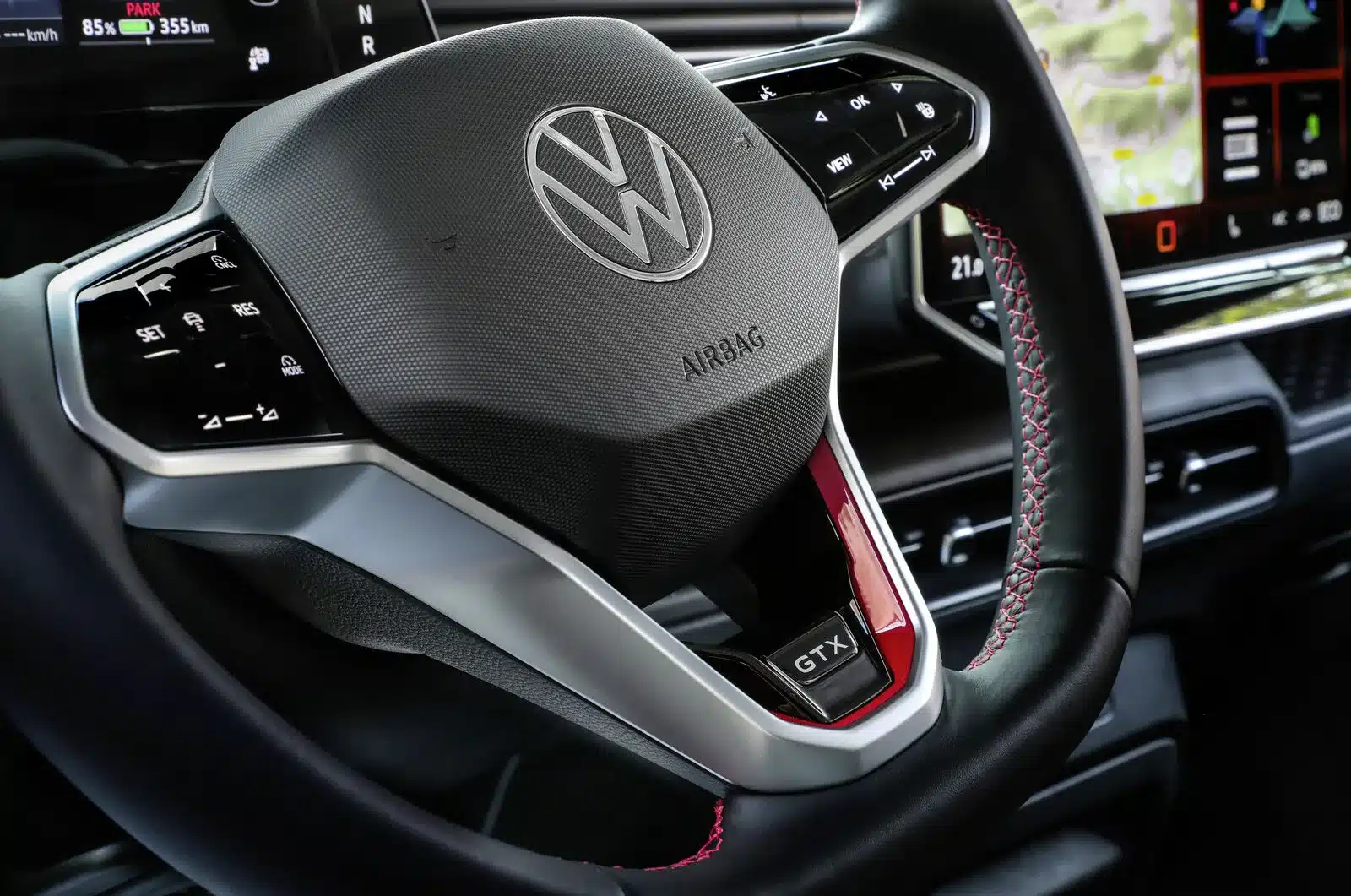 Lenkrad mit GTX-Emblem, roten Ziernähten und modernen Bedienelementen im Volkswagen ID. Buzz GTX