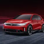 Roter Volkswagen ID. GTI Concept Elektro-Kompaktwagen auf dunklem Hintergrund