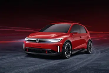 Roter Volkswagen ID. GTI Concept Elektro-Kompaktwagen auf dunklem Hintergrund