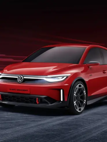Roter Volkswagen ID. GTI Concept Elektro-Kompaktwagen auf dunklem Hintergrund