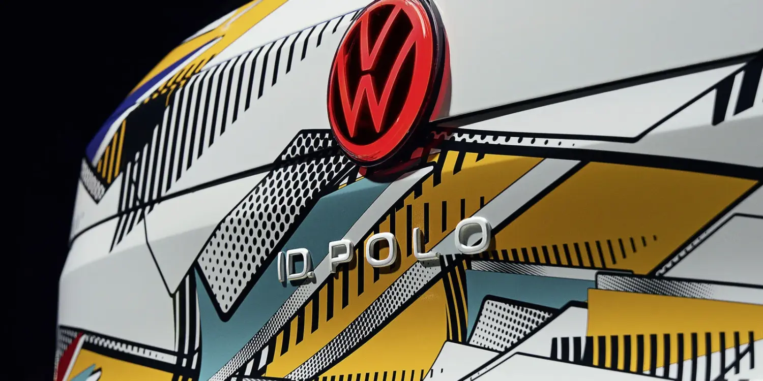 Nahaufnahme vom Heck des VW ID. Polo mit farbenfrohem Muster und VW-Logo