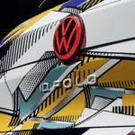 Nahaufnahme vom Heck des VW ID. Polo mit farbenfrohem Muster und VW-Logo