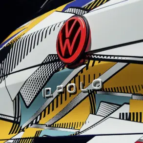 Nahaufnahme vom Heck des VW ID. Polo mit farbenfrohem Muster und VW-Logo