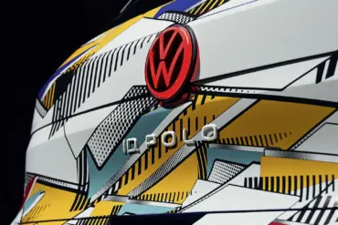 Nahaufnahme vom Heck des VW ID. Polo mit farbenfrohem Muster und VW-Logo